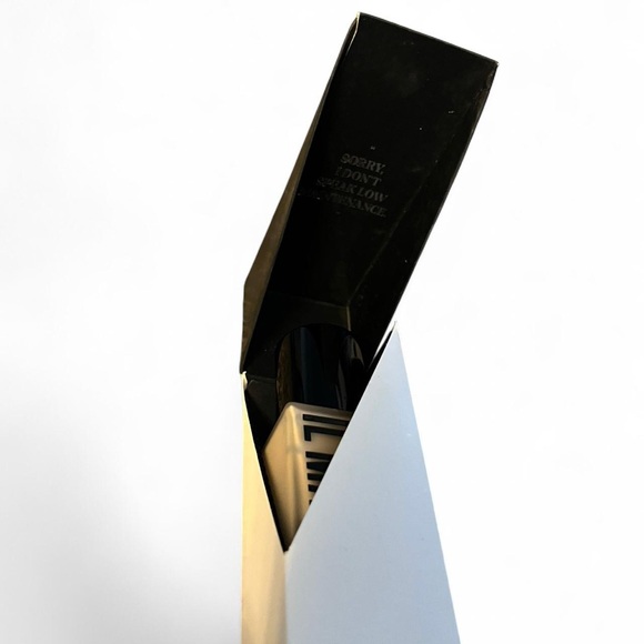 IL MAKIAGE Woke Up Like This Foundation - Black and White Design Shade 20 - Picture 3 of 5